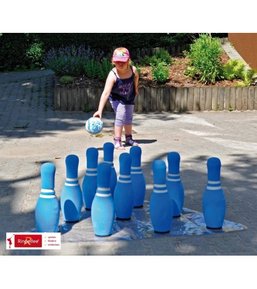 Aufgestelltes Spiel mit Kugeln. Helles Blau, mit weißen Applikationen und schwarzen Schriftzeichen