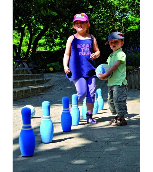 Aufgestelltes Spiel mit Kugeln. Helles Blau, mit weißen Applikationen und schwarzen Schriftzeichen