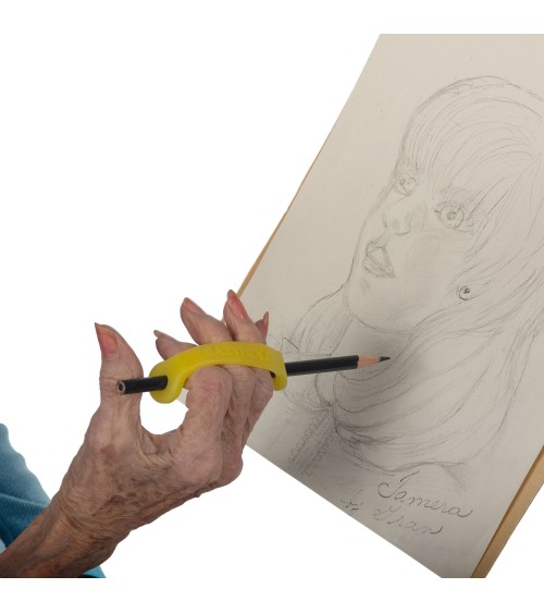 Zeichnen mit Greifhilfe: Hand führt Pinsel sicher dank EazyHold an Staffelei