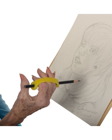 Zeichnen mit Greifhilfe: Hand führt Pinsel sicher dank EazyHold an Staffelei