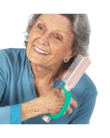 Selbstständige Körperpflege im Alter: Seniorin bürstet ihr Haar mit EazyHold-Greifhilfe