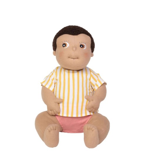 Babypuppe Ben von Rubens Barn, 45 cm groß, mit weichem Körper aus Bio-Baumwoll-Fleece, dunkler Hautfarbe und braunem Haar.