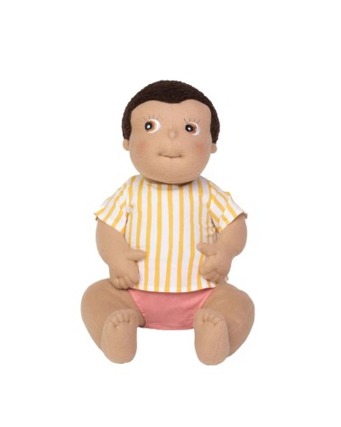 Babypuppe Ben von Rubens Barn, 45 cm groß, mit weichem Körper aus Bio-Baumwoll-Fleece, dunkler Hautfarbe und braunem Haar.