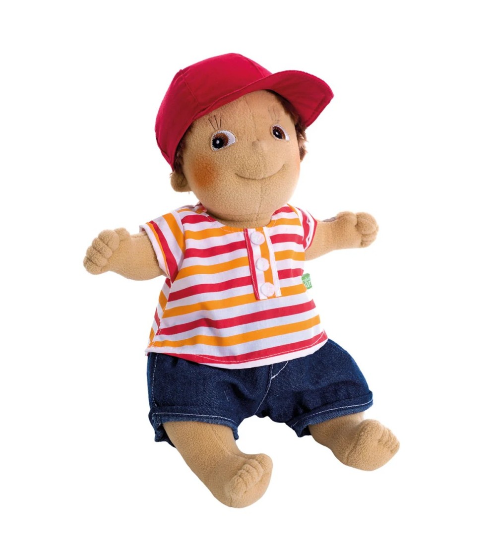 Weiche Stoffpuppe Tim, 36 cm groß, mit brauner Haut, braunen Augen und roter Kappe. Für Rollenspiel und Feinmotorik.