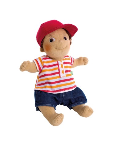 Weiche Stoffpuppe Tim, 36 cm groß, mit brauner Haut, braunen Augen und roter Kappe. Für Rollenspiel und Feinmotorik.