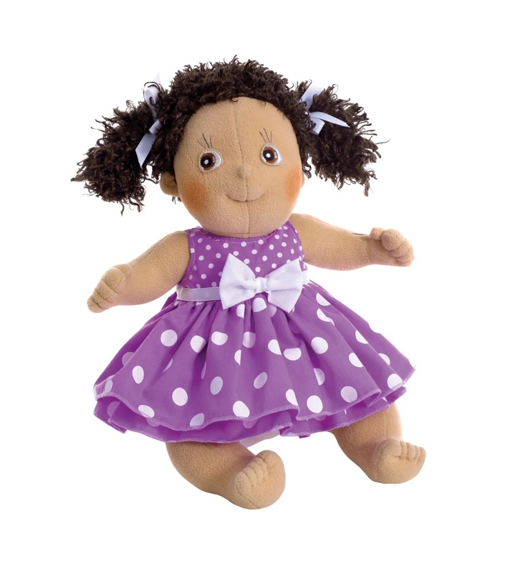 Poupée en tissu douce Clara, 36 cm de hauteur, avec peau brune, cheveux noirs et yeux bruns.