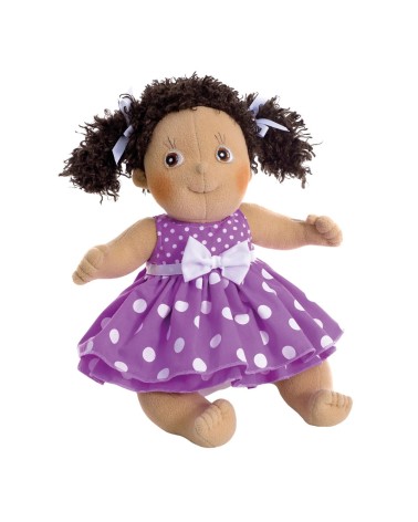 Weiche Stoffpuppe Clara, 36 cm groß, mit brauner Haut, schwarzem Haar und braunen Augen.