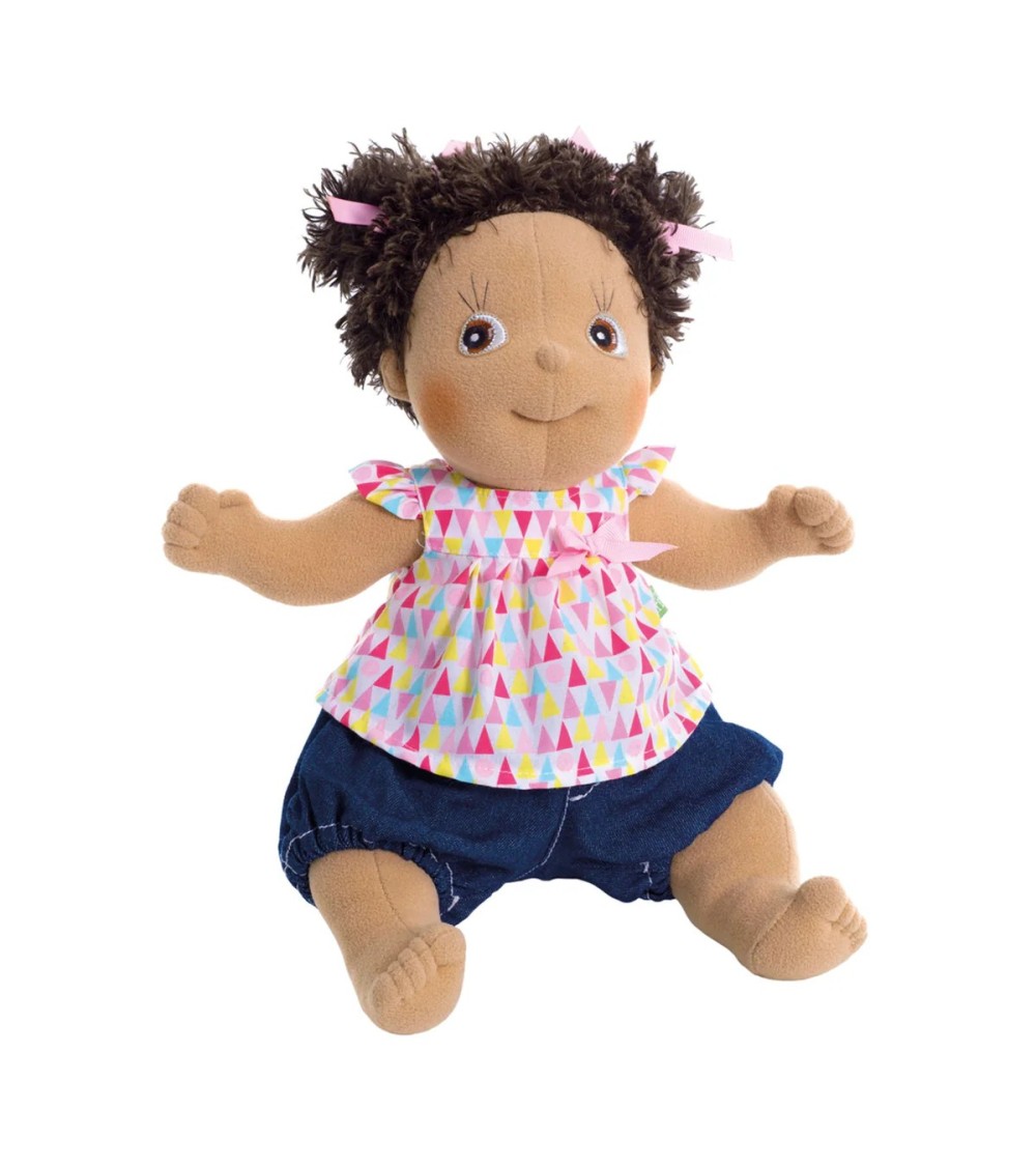 Weiche Stoffpuppe Mimmi, 36 cm groß, mit brauner Haut, dunkelbraunem Haar und braunen Augen.