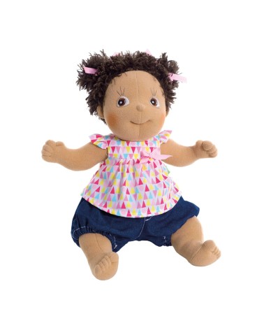 Weiche Stoffpuppe Mimmi, 36 cm groß, mit brauner Haut, dunkelbraunem Haar und braunen Augen.