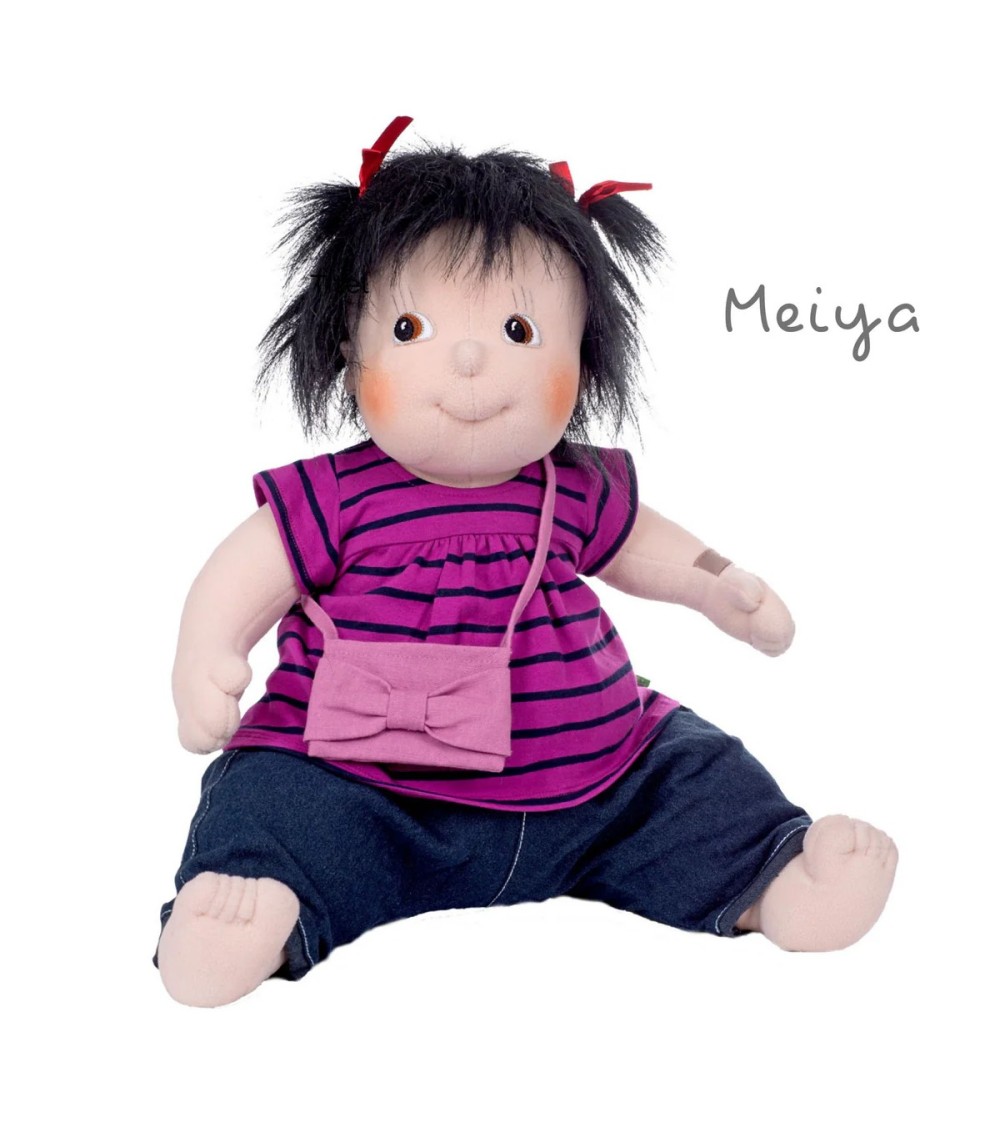 Große Stoffpuppe Meiya (50 cm, 1 kg) mit neutralem Geschlecht, weichem Körper und realistischen Proportionen.
