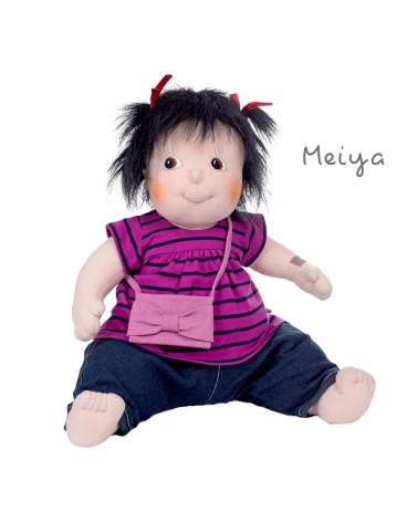 Grande poupée en tissu Meiya (50 cm, 1 kg) avec sexe neutre, corps molle et proportions réalistes.
