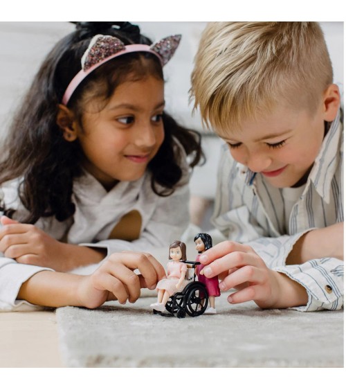 MICKI – Original „Lundby Kindergarten-Puppenset“ – 15 Teile inkl. Rollstuhl, Maßstab 1:18