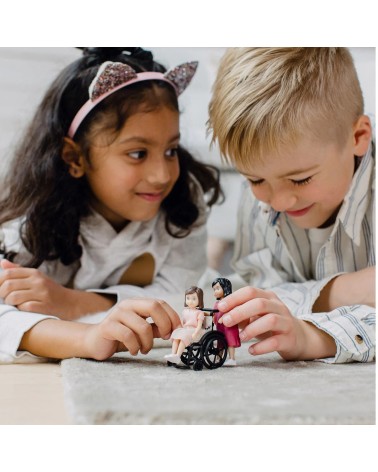 MICKI – Original „Lundby Kindergarten-Puppenset“ – 15 Teile inkl. Rollstuhl, Maßstab 1:18