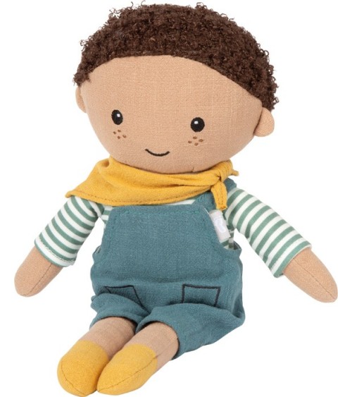 Sie trägt eine ausziehbare Latzhose und ein Halstuch.