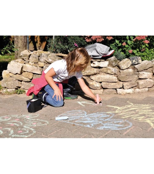La ragazza dipinge le strade colorate