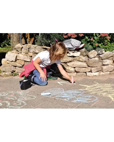 Fille peint les rues colorées